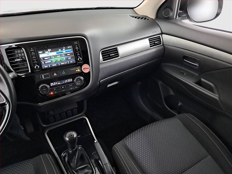 Mitsubishi Outlander (2017) 2.0, Tempomat, Park. senzory - fotka 8 z 17