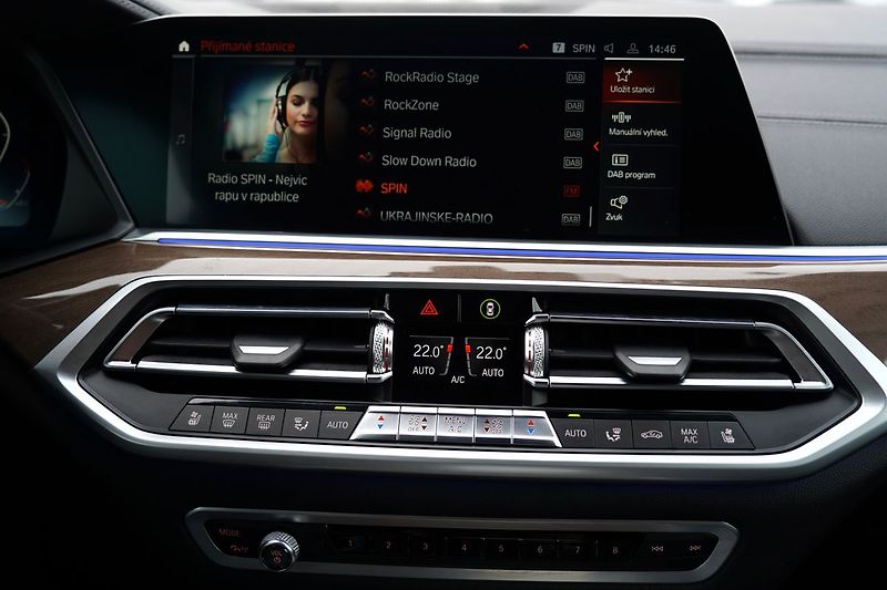 BMW X7 M50i xDrive/AT9/22/ČR/530 PS - fotka 38 z 49