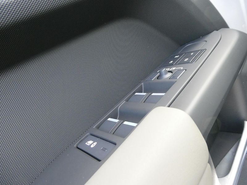 Land Rover Defender 110 3,0 X-Dynamic SE D250 - fotka 17 z 36
