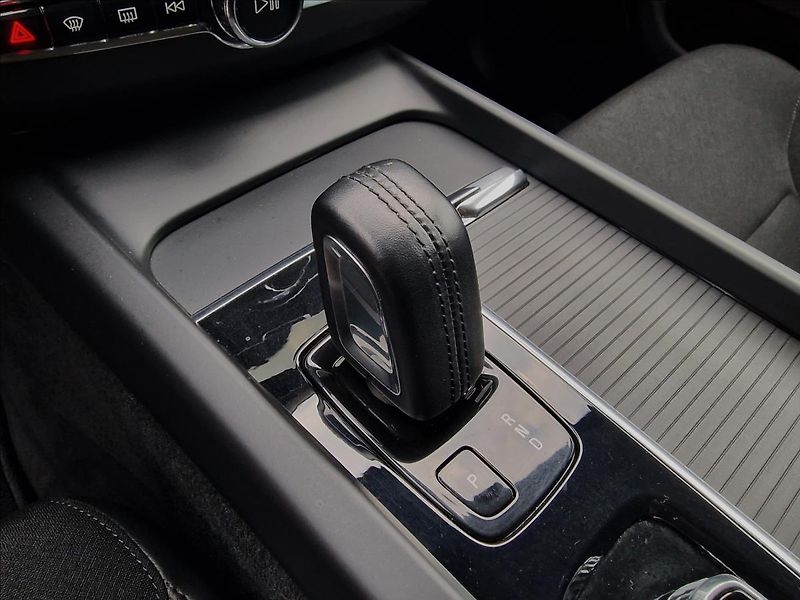 Volvo XC60 B4 145kW AWD Momentum Pro,ČR - fotka 33 z 50