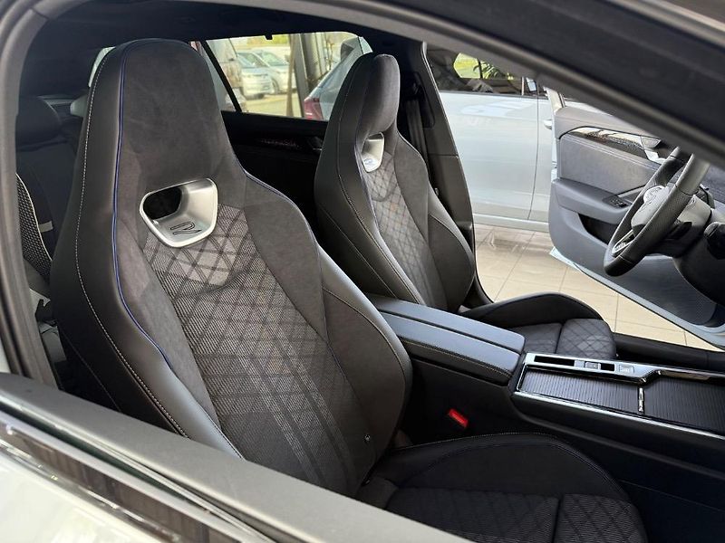Volkswagen Passat (2024) R-line - fotka 20 z 22