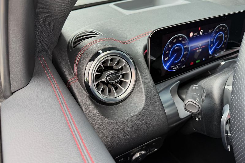 Mercedes-Benz EQB (2025) EQB 300 4Matic AMG Line - fotka 34 z 56