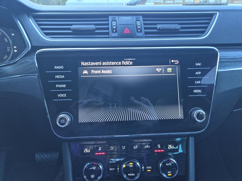 Škoda Superb Combi 2,0TDi 147kw DSG 17ALU - fotka 27 z 41