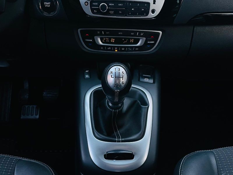 Renault Grand Scénic 1.6dCi MANUÁL KAMERA SERVISKA - fotka 38 z 44