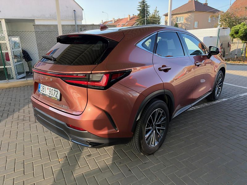 Lexus NX 350h 2,5 Executive FWD - fotka 4 z 10