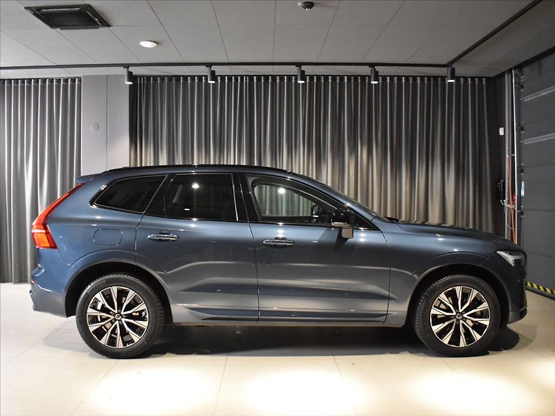 Volvo XC60 2,0 B4 AWD Plus dark Bezklíč - fotka 3 z 23