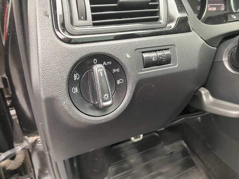 Škoda Rapid (2015) 1.6 TDi, Sport, xenon, panor - fotka 14 z 15