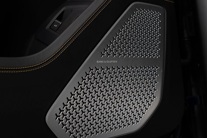 Lamborghini Urus 23/B&O 3D/Pano/Full ADAS/DAB+ - fotka 18 z 24