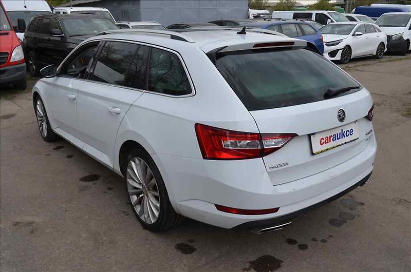 Škoda Superb (2018) COMBI III. 2,0 TSI DSG 4X4 - fotka 6 z 19