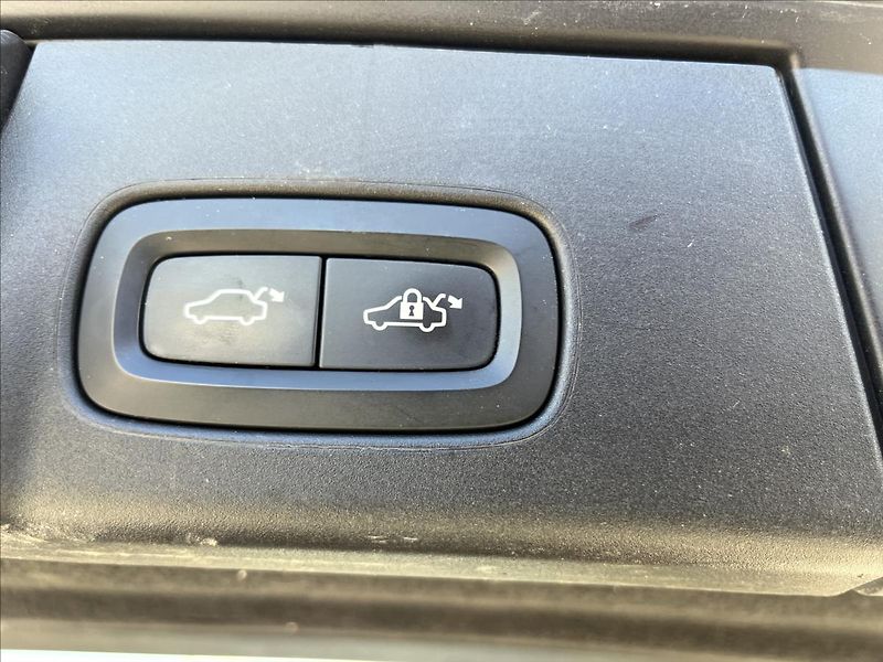 Volvo V90 2,0 B4 145KW CROSS COUNTRY DPH - fotka 32 z 43
