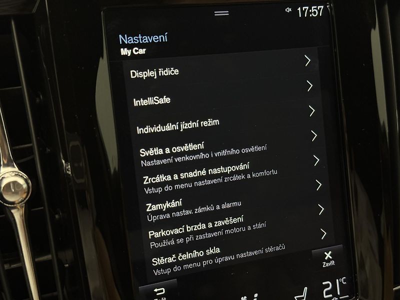 Volvo V90 D4 MOMENTUM PRO POLESTAR AUT - fotka 40 z 47