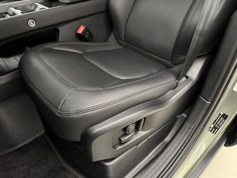 Land Rover Defender 110 D300 X-DYNAMIC SE - fotka 24 z 47