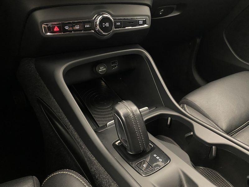 Volvo XC40 T5 AWD MOMENTUM AUT - fotka 27 z 45