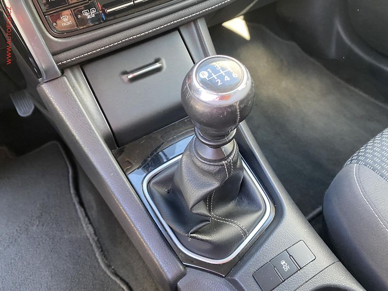 Toyota Corolla (2016) 1.6i, ČR, Xenon, AC - fotka 15 z 17