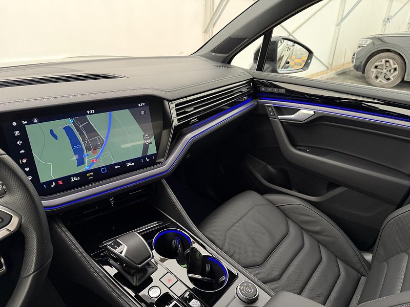 Volkswagen Touareg 3.0Tdi*1-MAJ*DPH*HUD*R-LINE* - fotka 25 z 45