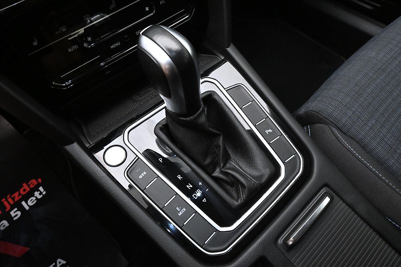 Volkswagen Passat 1,4 GTE 160 kW DSG Business Zá - fotka 22 z 32