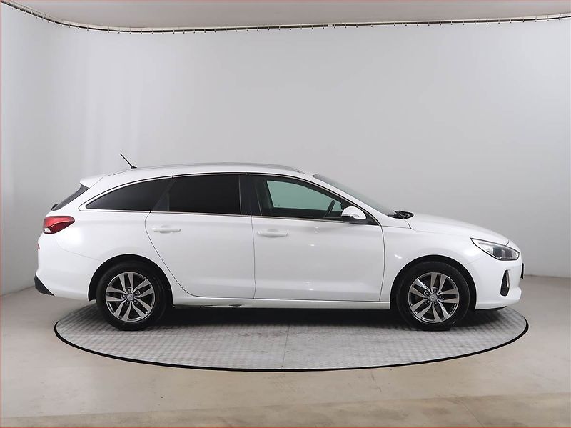 Hyundai i30 (2018) 1.6 CRDi, Tempomat - fotka 6 z 17