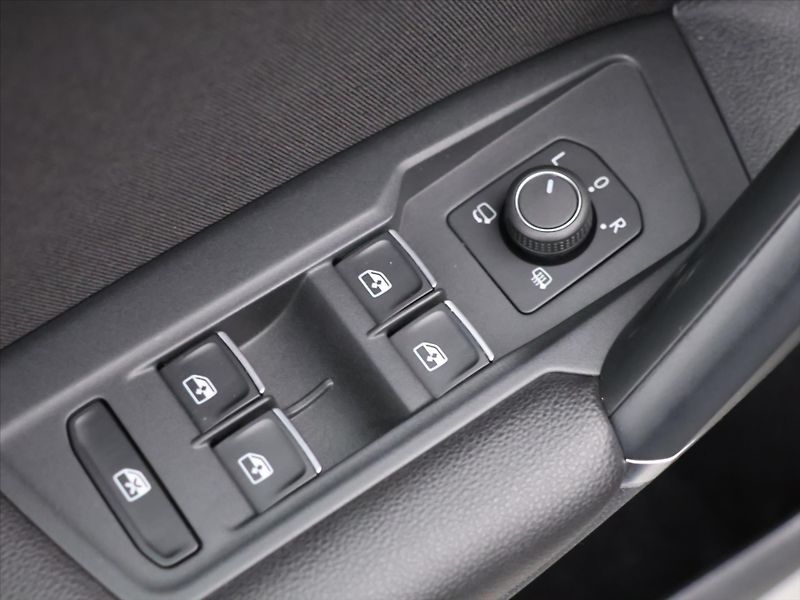 Volkswagen Tiguan 2,0 TDI 110kW DSG R-line DPH - fotka 15 z 32
