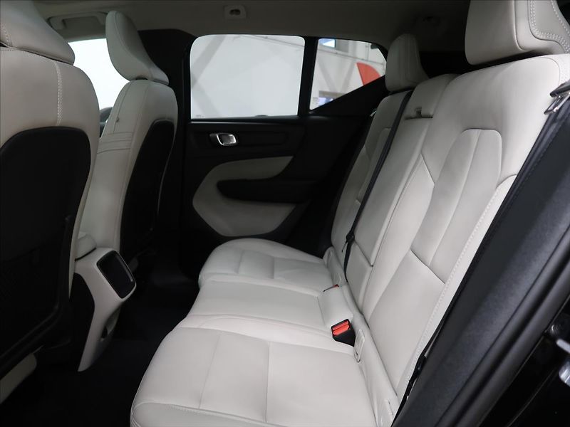 Volvo XC40 2,0 D4 AWD MOMENTUM CZ - fotka 14 z 39