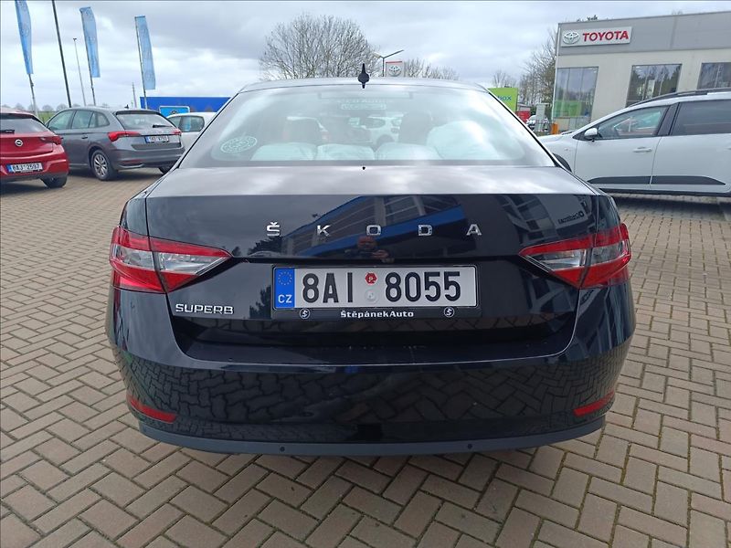 Škoda Superb 2,0 TDi DSG Style - fotka 6 z 19
