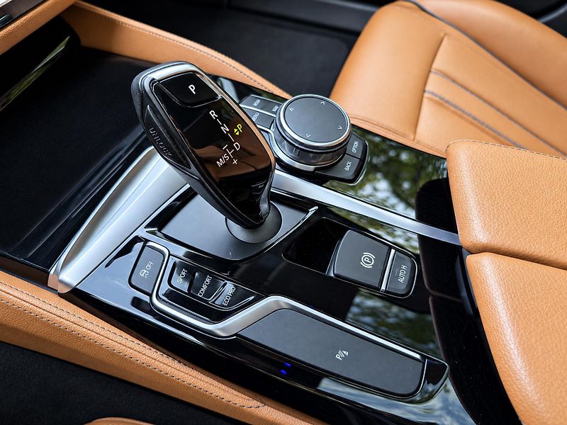 BMW Řada 5 2,0 530i xDrive Luxury Line - fotka 25 z 40