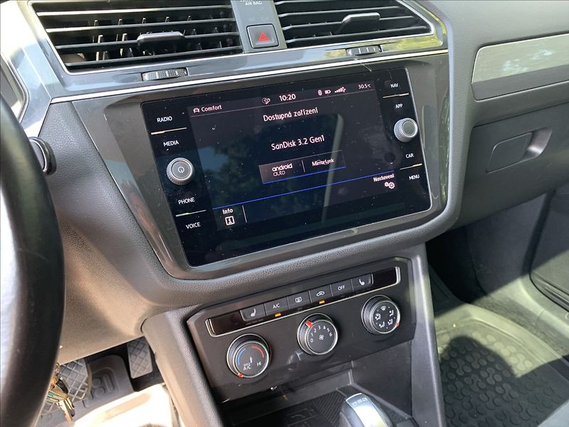 Volkswagen Tiguan 2,0 TDI 4X4 DSG 140KW PANORAMA - fotka 17 z 28