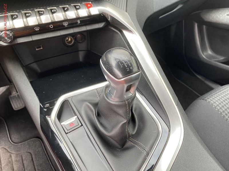 Peugeot 3008 (2017) 1.2 PT, Active, TZ, navi - fotka 15 z 18