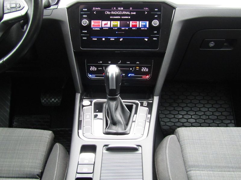 Volkswagen Passat (2021) 2.0 TDI 110kW DSG ACC - fotka 17 z 46