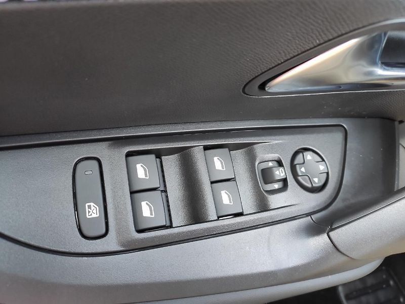 Peugeot 2008 (2026) ALLURE 1.2 TURBO 100k 2xkamera - fotka 17 z 29