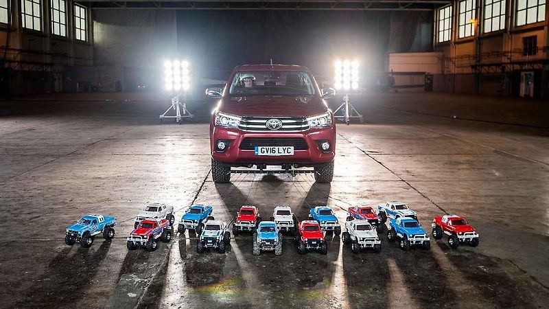 Toyota Hilux a Tamiya Bruiser.