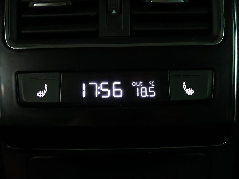 Škoda Superb 2,0 TDI 147kW L&K LED DSG CZ - fotka 28 z 36