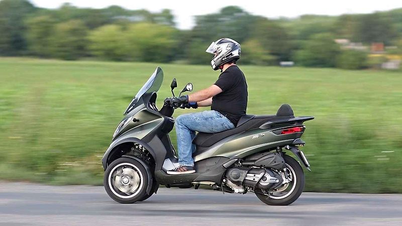 Piaggio MP3 500ie Sport LT (vlevo) a Piaggio Medley 125ie.