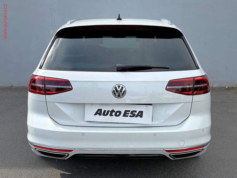 Volkswagen Passat (2017) 2.0 TSi, R-Line, DSG, panor - fotka 5 z 18