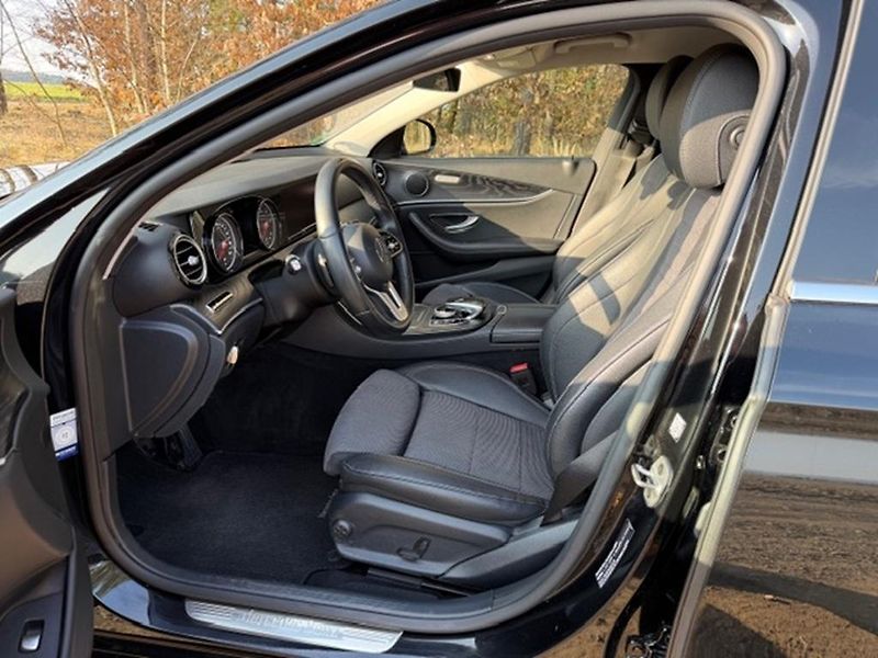 Mercedes-Benz Třídy E E 220D 4MATIC, AMG PAKET - fotka 8 z 35