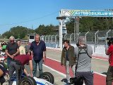 Na Clarksonovi je vidět, že typ formulového jezdce zrovna není