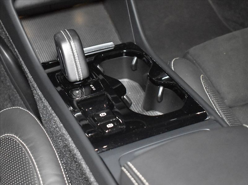 Volvo XC40 2,0 B4 AWD R-design BLIS - fotka 15 z 25