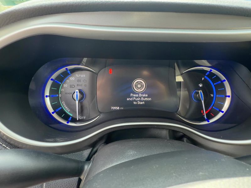 Chrysler Pacifica (2021) 3,6 Hybrid PlugIn Limited 2021 - fotka 16 z 21