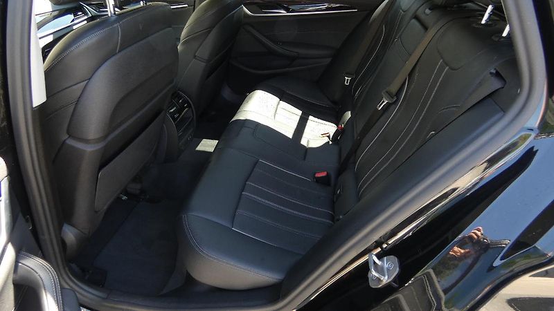 BMW Řada 5 Touring 520d xDrive - fotka 20 z 25