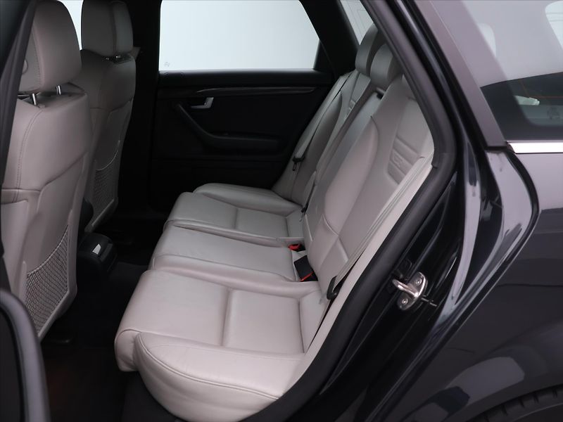 Audi S4 4,2 V8 253kW Quattro Recaro - fotka 14 z 27