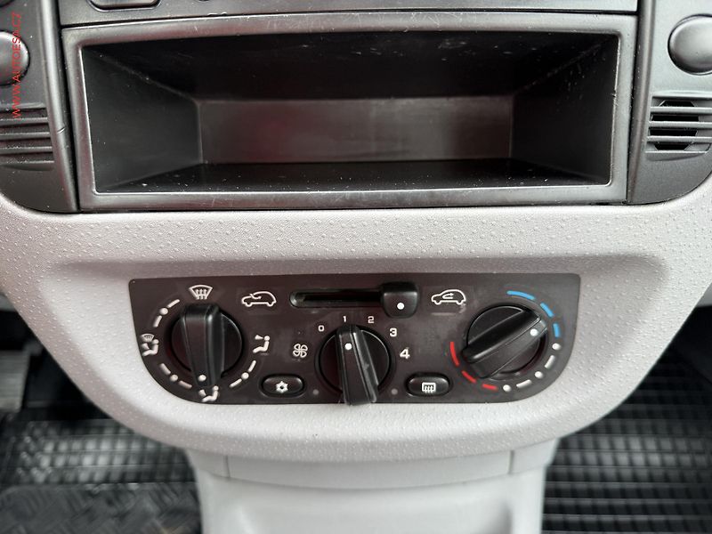 Citroën C3 (2003) 1.4i, Klima - fotka 13 z 15