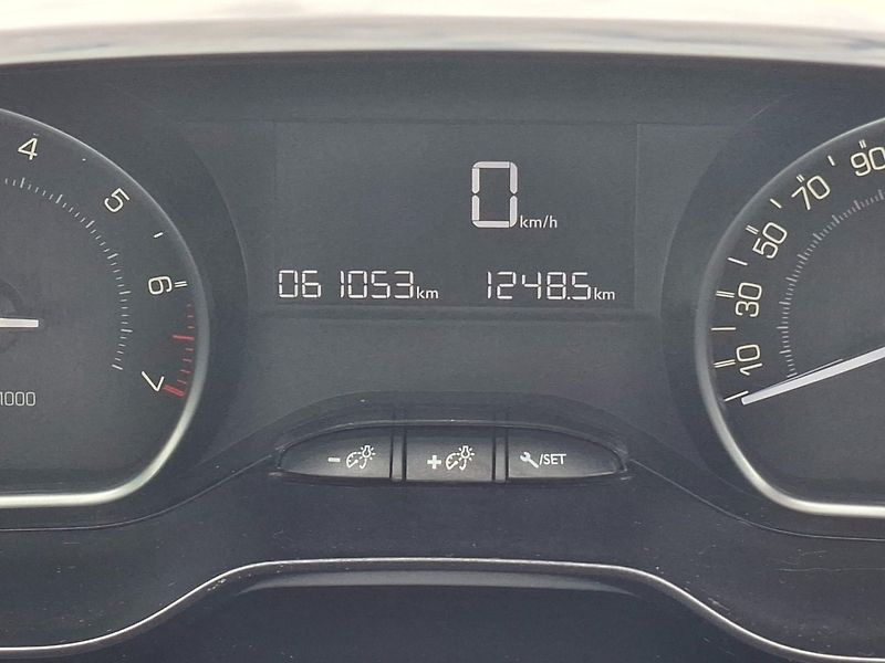 Peugeot 208 (2015) 1.0i 50kW -KLIMA-SENZORY - fotka 15 z 42