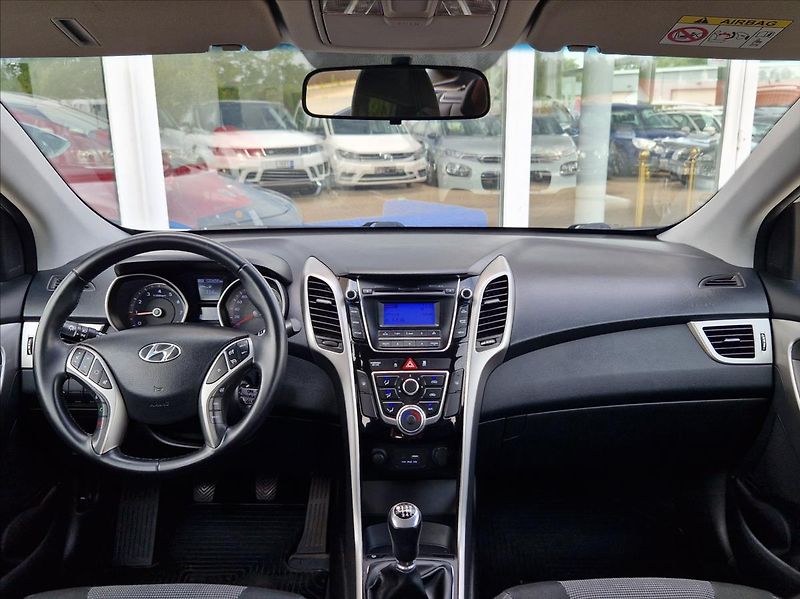 Hyundai i30 1,6 i 1.MAJITEL POUZ AUTORIZAK - fotka 17 z 32