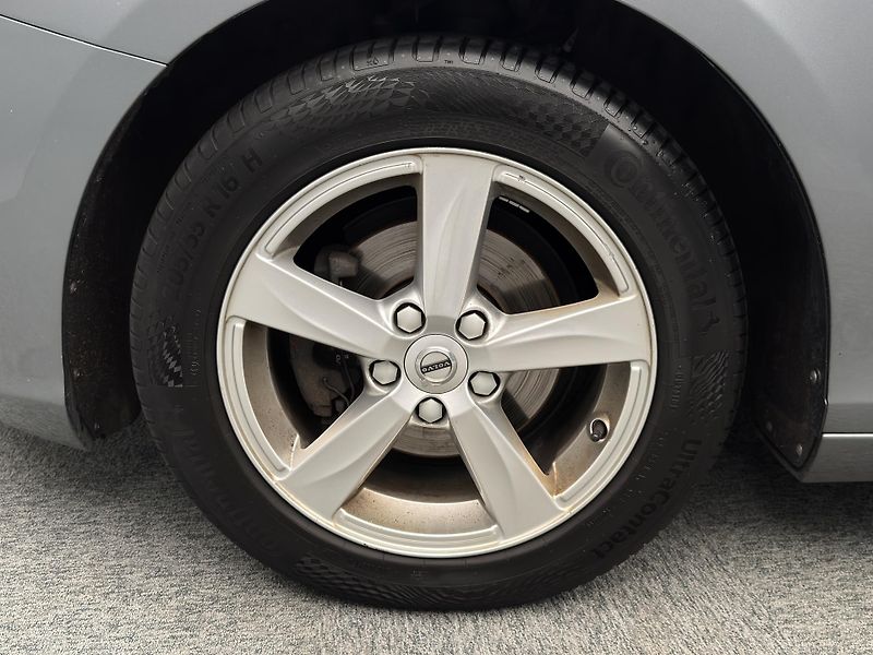 Volvo V40 D2 KINETIC REZERVACE - fotka 47 z 47