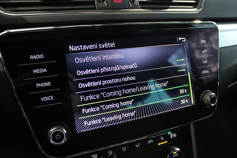 Škoda Superb TDi DSG Combi LED/DPH - fotka 19 z 27