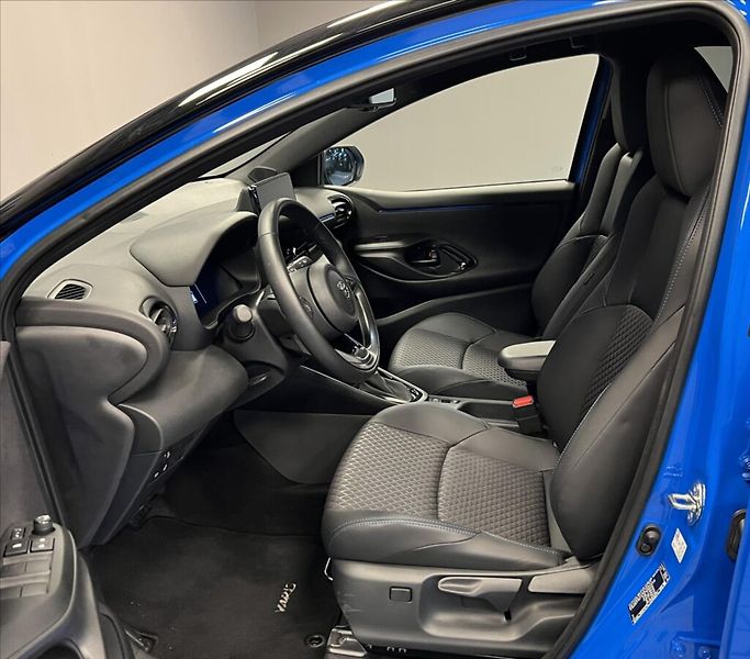 Toyota Yaris 1,5 Hybrid AT PREMIERE EDITION - fotka 9 z 17