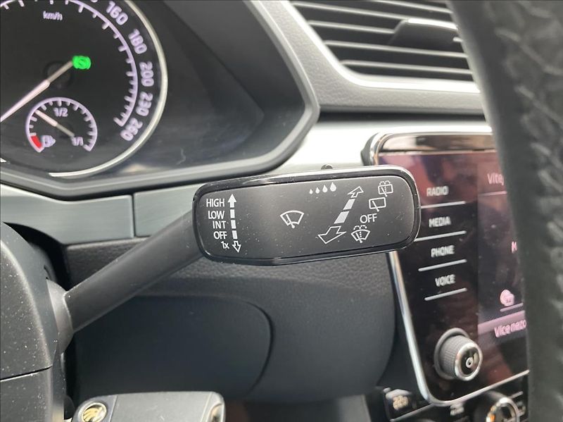 Škoda Superb 2,0 TDi  EXECUTIVE / DSG / NAV - fotka 27 z 37