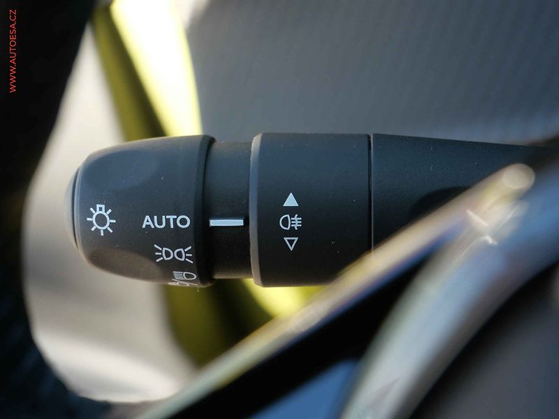 Peugeot 208 (2025) 1.2PT, 1.maj,ČR, Allure, LED - fotka 12 z 23