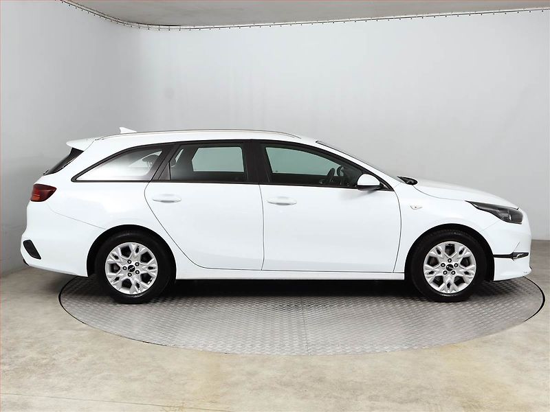 Kia Ceed (2022) 1.5 T-GDI, ČR,1.maj - fotka 6 z 16