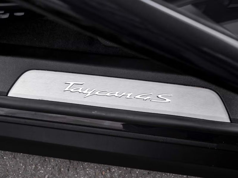Porsche Taycan 4S Sport Turismo 360 HuD InnoD - fotka 19 z 25