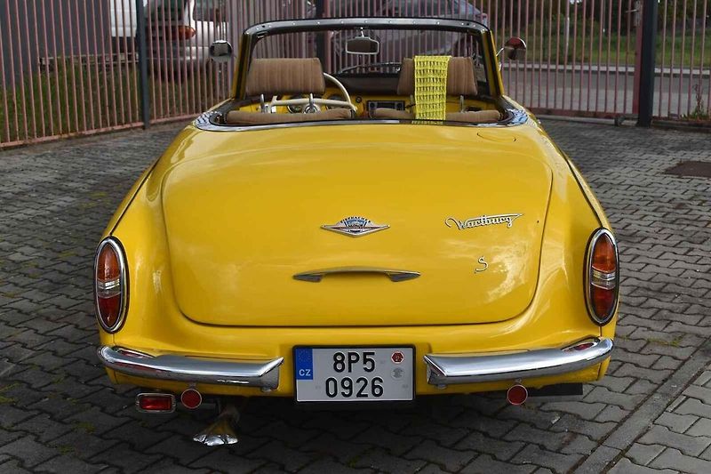 Auto má vyvážené proporce a zajímavé detaily.